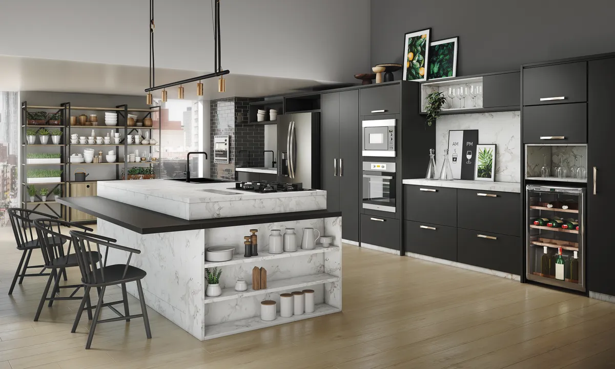 Cozinha gourmet planejada com ilha central e armários em tons escuros