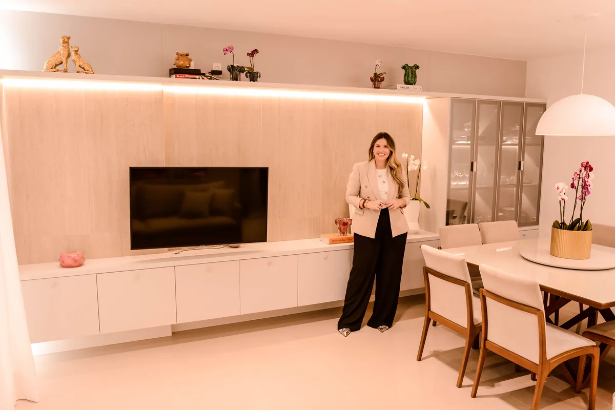 Living com painel de TV e móveis planejados claros