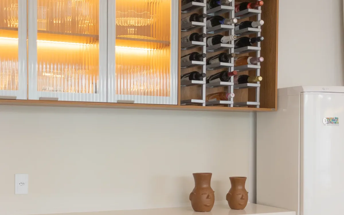Sala com bar, adega e nichos iluminados sob medida, projeto entregue em Resende