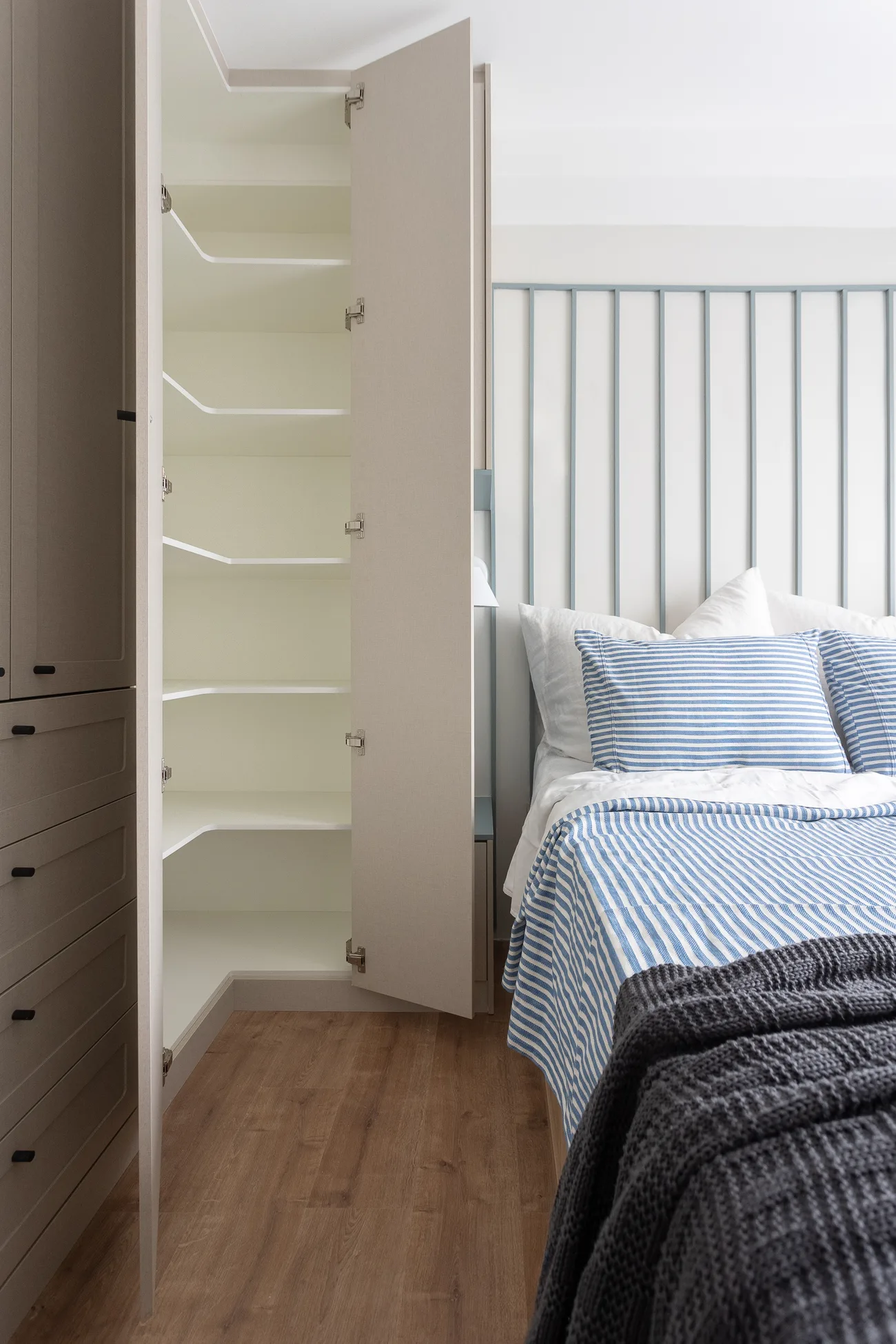 Closet planejado aberto com prateleiras e gaveteiros