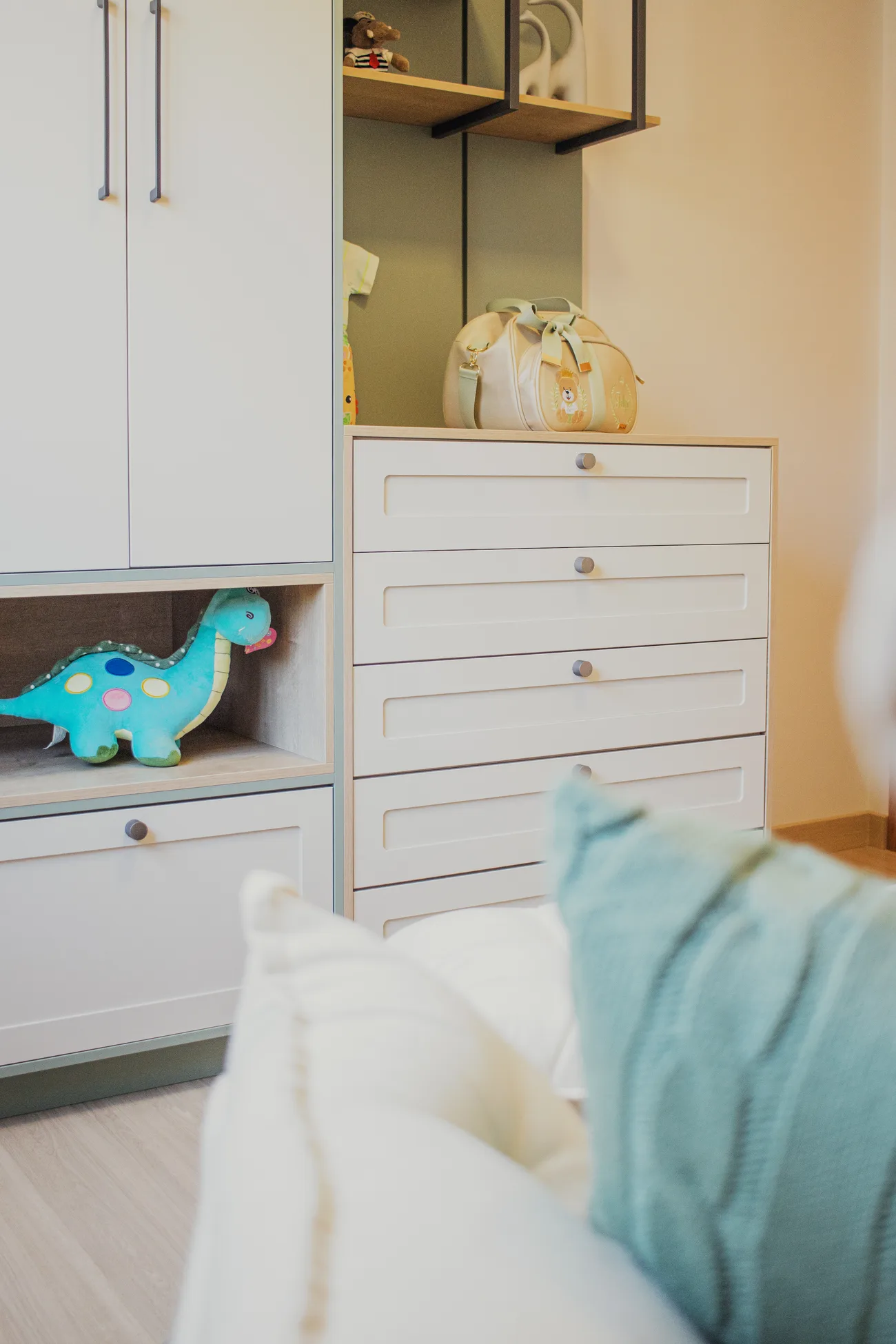 Quarto infantil com cama, armários e prateleiras planejadas
