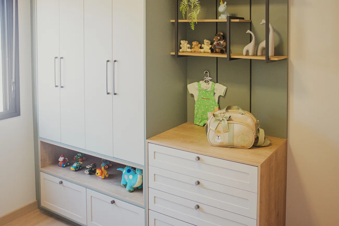 Quarto infantil planejado com armários, cômoda e nichos